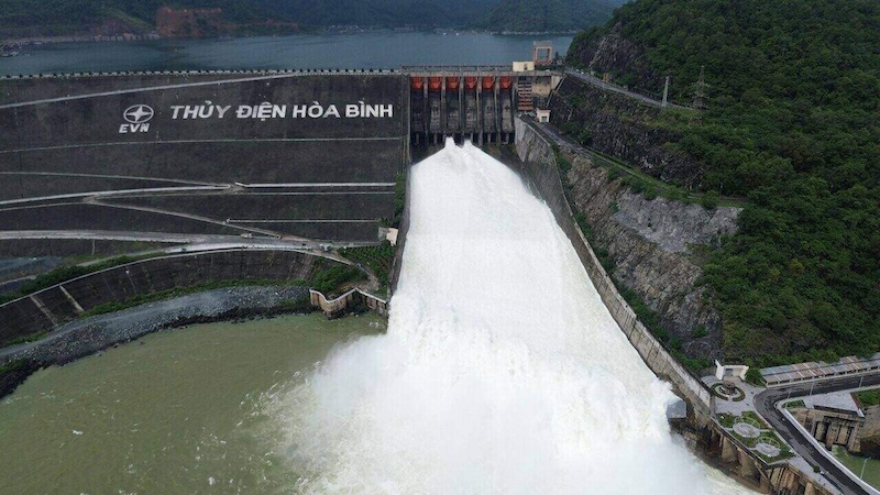 Nhà máy thủy điện Hòa Bình xả nước