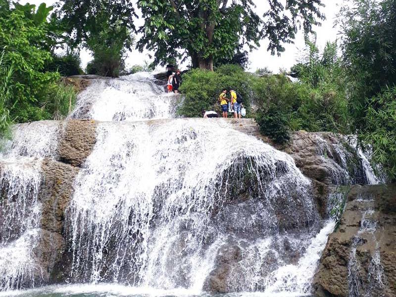 Vẻ đẹp thác Trăng Hòa Bình